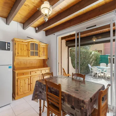 Дом отдыха 2 Bedroom House For 6 Агд