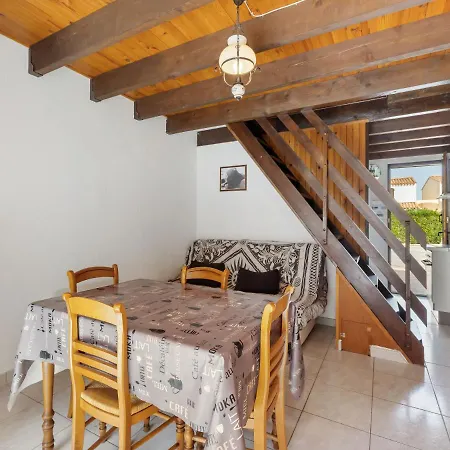 2 Bedroom House For 6 Агд